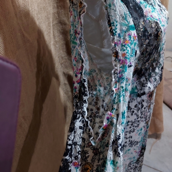 Belle Sky Large long cut sleeve Maxi Dress. Floral - Picture 3 of 6